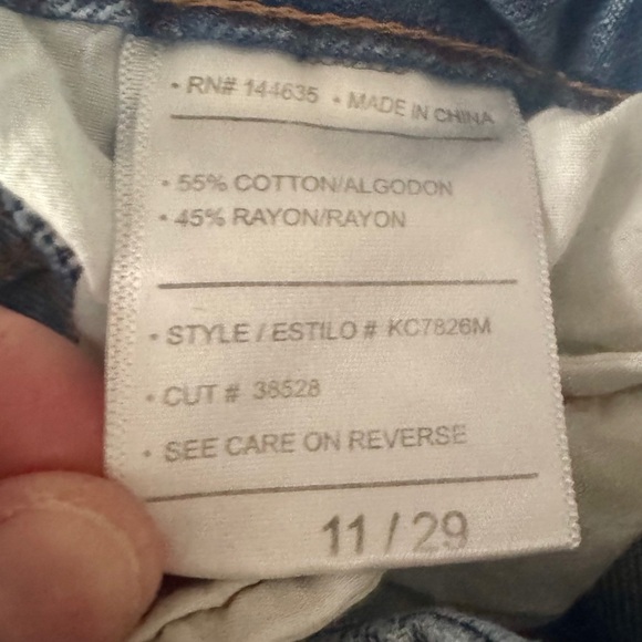 Kancan High Rise Waist Band Detail Distressed Light Wash Mom Jean Size 11/29 - Picture 10 of 10